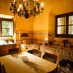 ....hier die Küche - alle Zimmer so um die 5 m hoch.....