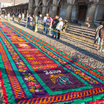 ....von der Prozession kaputt getrampelt zu werden.....