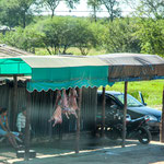 ...Schweinehälften hängen in der Sonne - gibt das besondere "Aroma"...