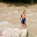 Der wilde "Rio Cuale" ist ein Paradies für Kinder.....