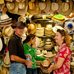 Uwe und Claudia beim Hutkauf