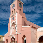 ...rosa Kirche von Tinogasta...