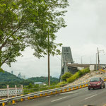 Die berühmte Brücke "Las Americas" über den Kanaleingang.....