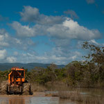 ....das "Ungetüm" pflügte durch das sumpfige Wasser wie ein Boot.....