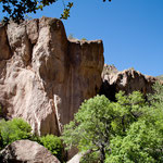 ....teilweise 200 m hohe senkrechte Felswände...