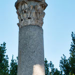 ...kolossale Säulen sind extrem fein gearbeitet.