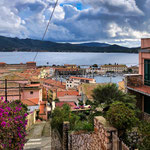 ...der mittelalterliche Teil liegt am Berghang...