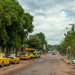 ...der ganze Ort liegt unter Bäumen...