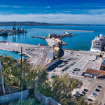 ...Blick auf den riesigen Hafen...