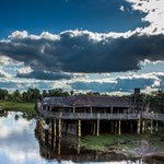 ...Manche Gebäude in der Nähe der Flüsse stehen auf Pfählen...