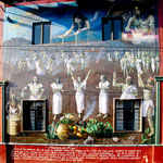 Ein Gemälde an der Hauswand zeigt indianische Mythologie