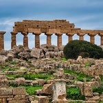 ...im Vordergrund Mauern der Stadthäuser...