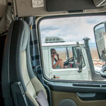 ...Peter überholt im Flussbett.