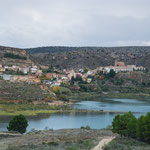 Nuevalas liegt wunderschön am Stausee...