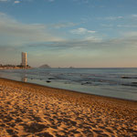 der "Playa Sabalo" im goldenen Abendlicht