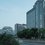 Auch Peking besitzt unzählige und teilweise exotische Riesenbauten....