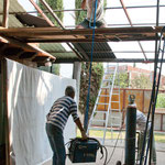 Mit unserem Flaschenzug lassen wir das schwere Schweißgerät vom Gerüst