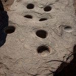 ...auch hier wieder ein großer Mörserstein...