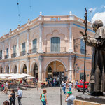 ... im Zentrum gibt es noch einige schöne Kolonialgebäude...