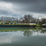 ...und Hausboote aller Größen liegen am Ufer...