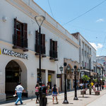 ...aber es gibt auch eine Fussgängerzone und einen McDonald...