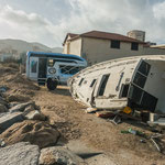 wurden sogar über Steinbarrikaden geschleudert