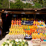 Wunderschöne und anmutige Obst- und Gemüsestände am Strassenrand
