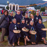 ...diese Mapuche Damen zeigten traditionelle Tänze in ihren Trachten...