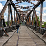 eine alte Eisenbahn wurde zur Fussgängerbrücke umfunktioniert