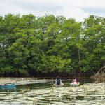 ....kleine Mädels verkaufen ihre Handarbeiten auf dem Wasser.....