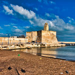 ...eine Burganlage an der Küste bei Ostuni...