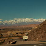 Die farbigen Berge stehen im Kontrast zu den schneebedeckten Atlas Bergen...