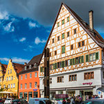 ...bunten und Fachwerkhäusern...