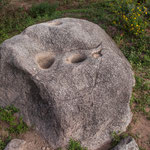 ...ein Maismahlstein (Riesenmörser) direkt am Wegrand...