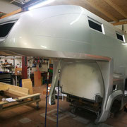 Die Roh-CFK-Kabine nimmt Form an...